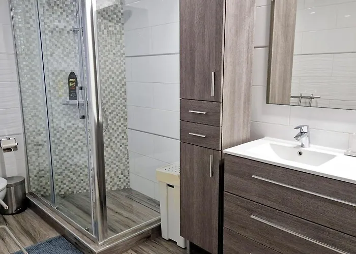 - Sea View Apartman *