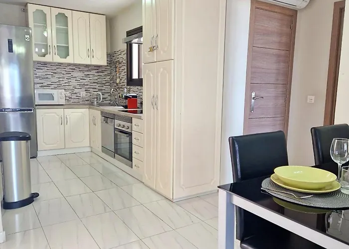 - Sea View Apartman *